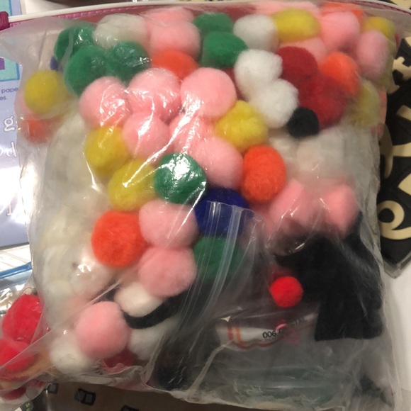 CRAFTING SUPPLIES ALPHABET APPLIQUÉS PARACORD BRACELET KIT MULTI FUR BALLS - Picture 7 of 7